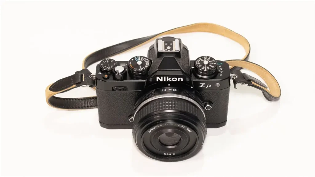 zfcにNIKKOR Z 40mm f/2 Special Editionを装着した状態