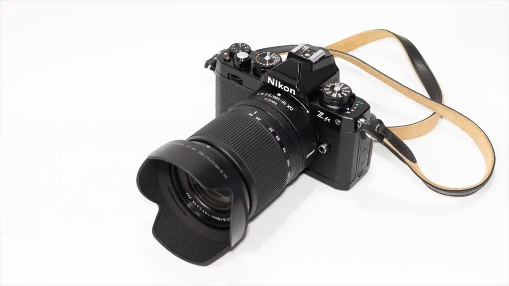 zfcにNIKKOR Z DX 18-140mm を装着した状態 別売レンズフードを装着