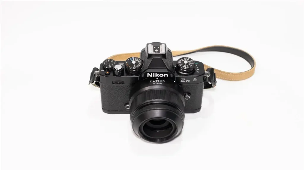 zfcにNIKKOR Z DX 24mm f/1.7 を装着した状態