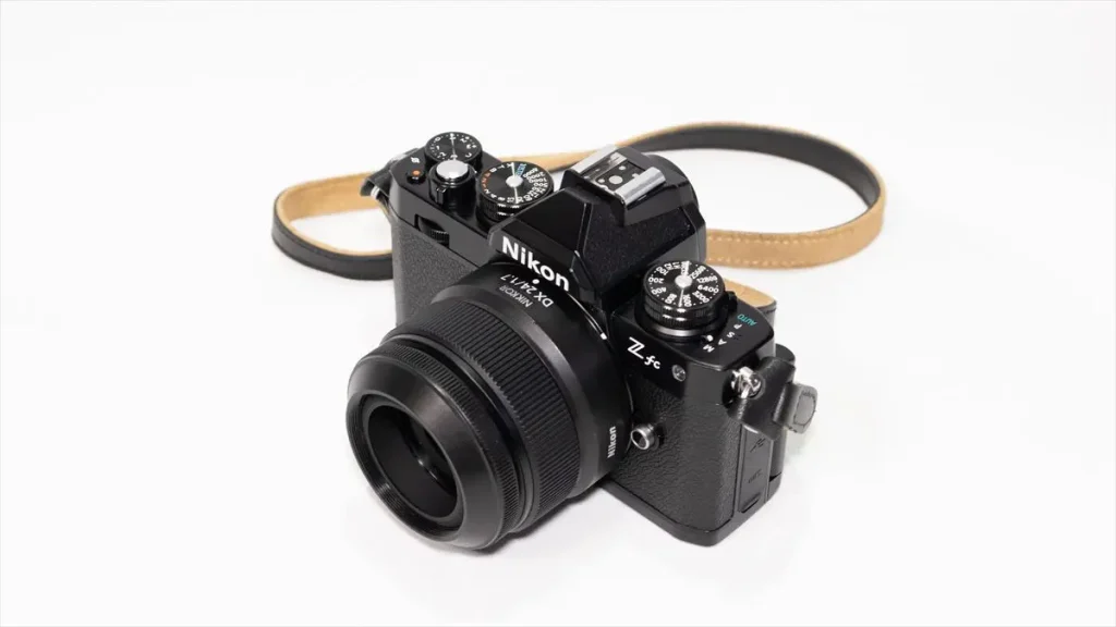 zfcにNIKKOR Z DX 24mm f/1.7 を装着した状態