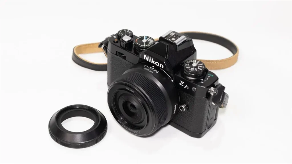 zfcにNIKKOR Z DX 24mm f/1.7 を装着した状態 付属のレンズフードを外した状態