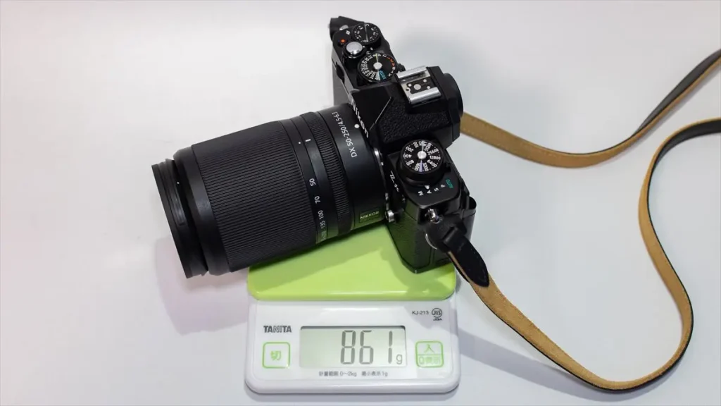 ZfcとNIKKOR Z DX 50-250mmを量りに乗せている