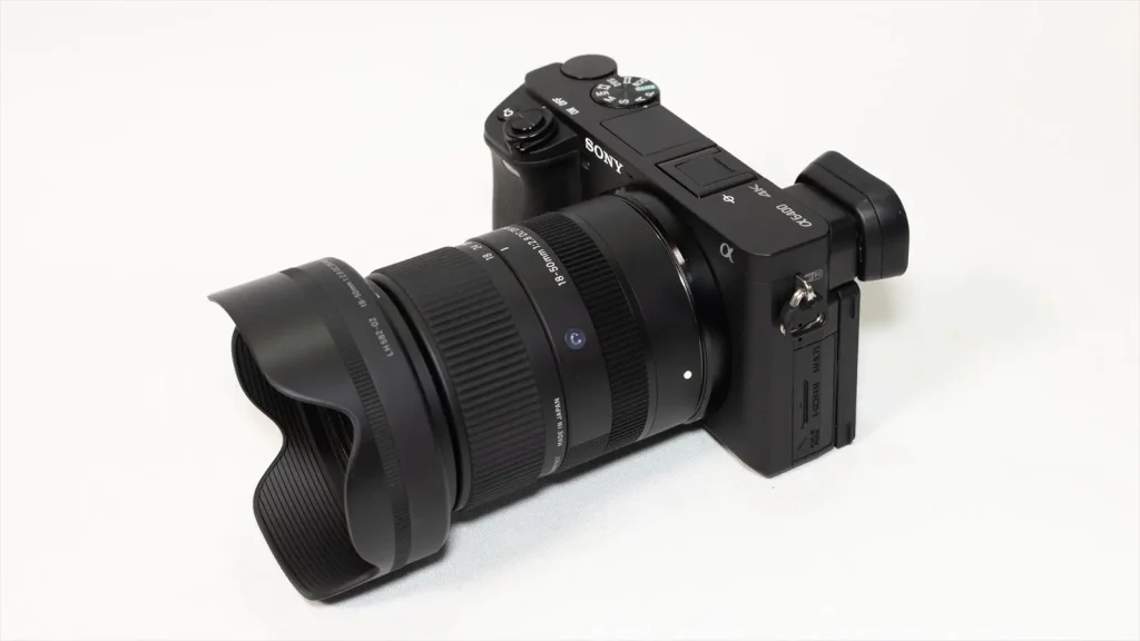 α6400にシグマ18-50mm F2.8 DC DNを装着　外観