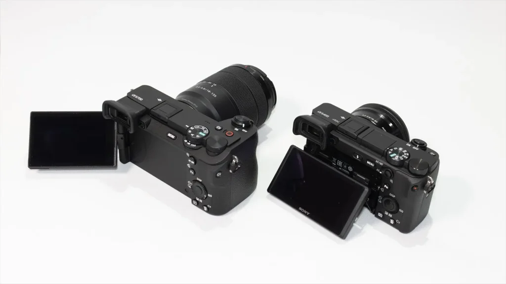 α6700とα6400を並べた比較画像 モニター