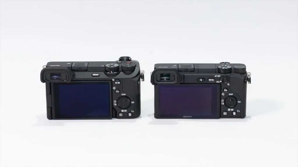 α6700とα6400を並べた比較画像 背面