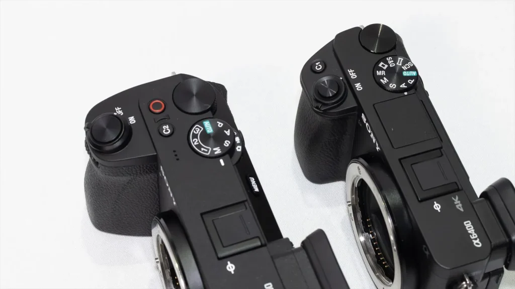 α6700とα6400を並べた比較画像 グリップ部