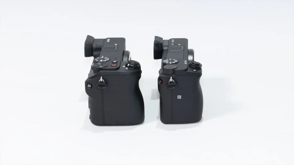 α6700とα6400を並べた比較画像 右面
