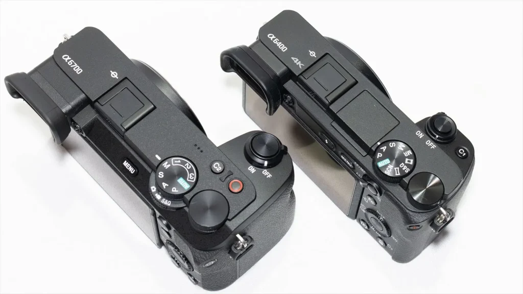 α6700とα6400を並べた比較画像 天面