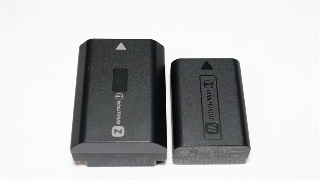 α6700とα6400と、それぞれのバッテリー