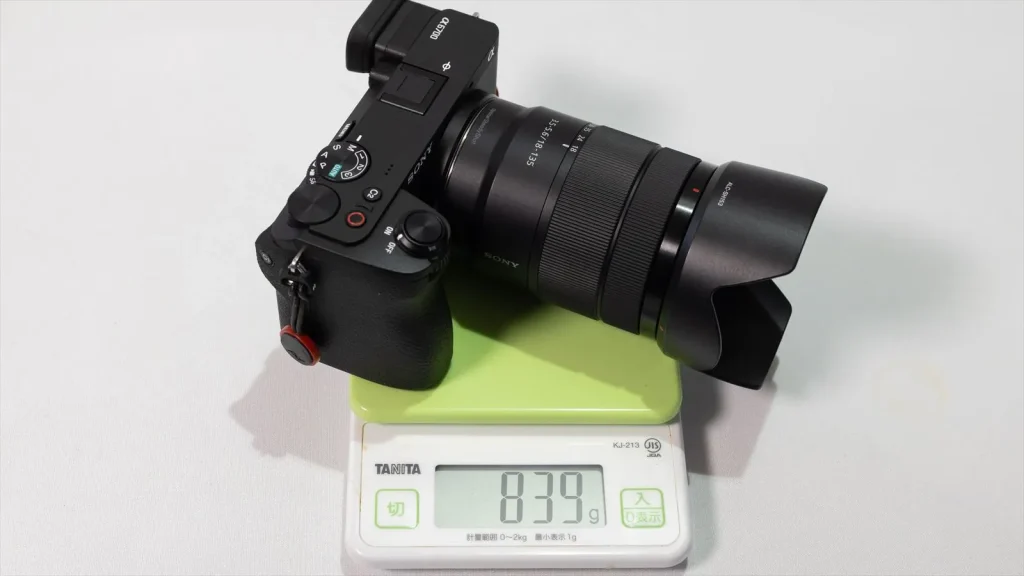 E 18-135mm F3.5-5.6 OSSとα6700 実測重量は839g