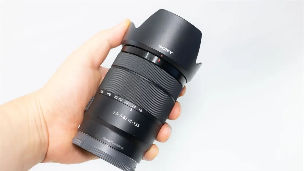 手に持ったE 18-135mm F3.5-5.6 OSS