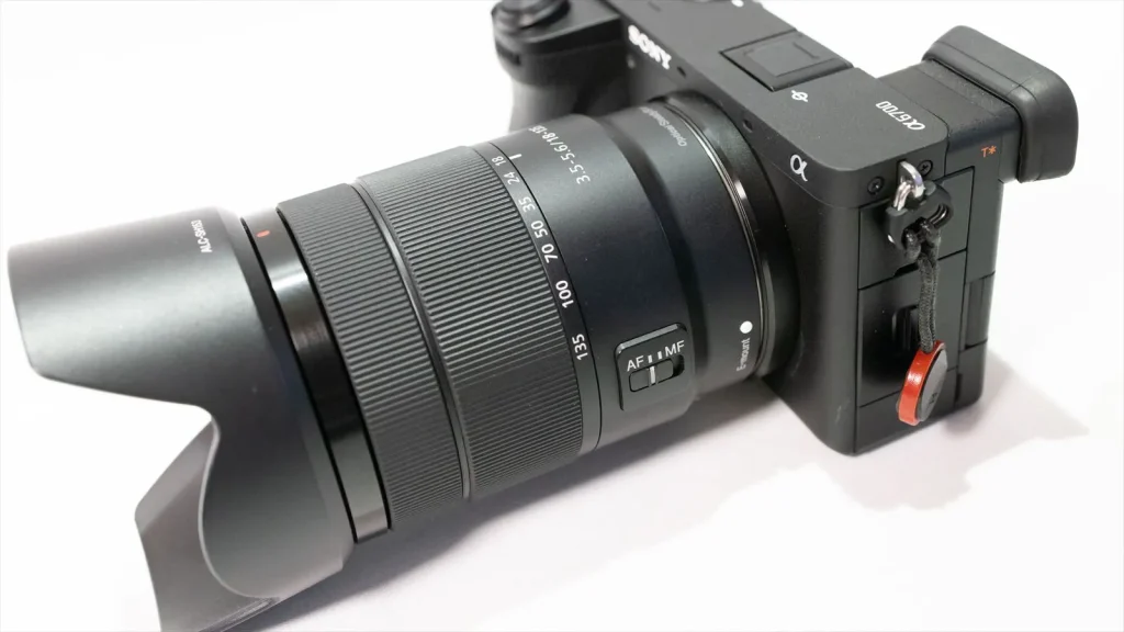 E 18-135mm F3.5-5.6 OSSの側面