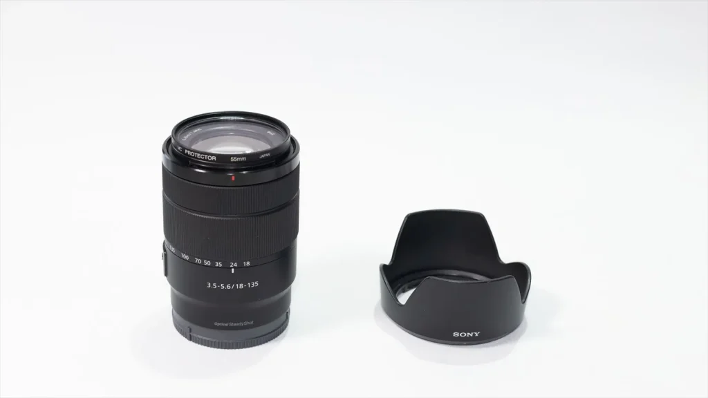 E 18-135mm F3.5-5.6 OSSと付属レンズフード