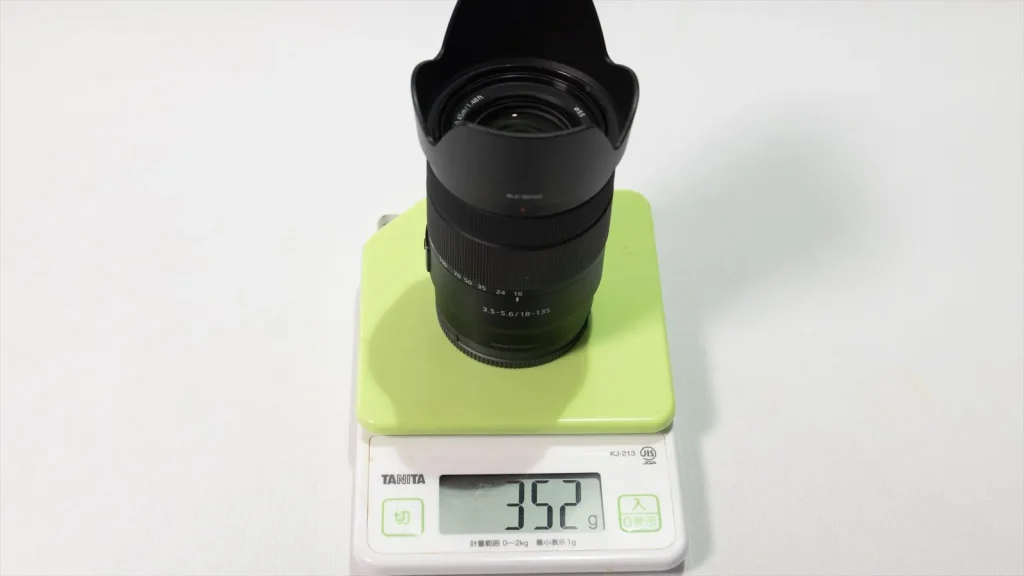 E 18-135mm F3.5-5.6 OSSの重量 352g