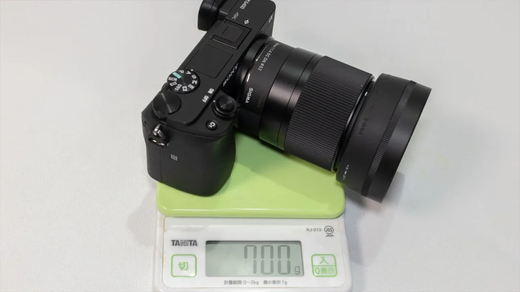 SIGMA30mmF1.4とα6400を図りに乗せている画像 700g