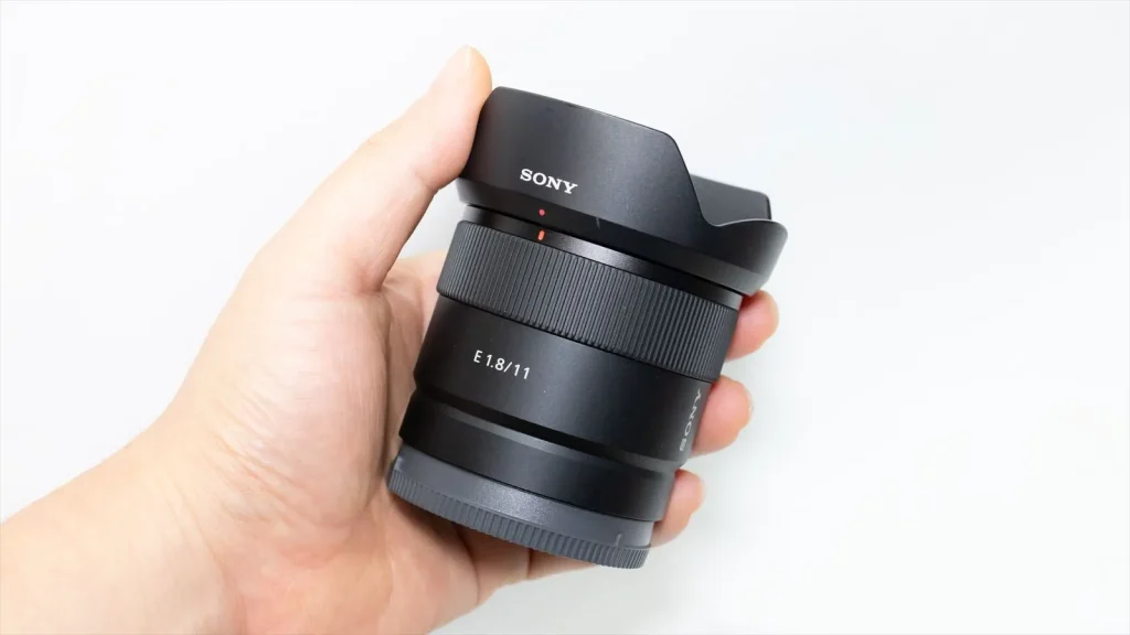 手に持ったSony E 11mm F1.8