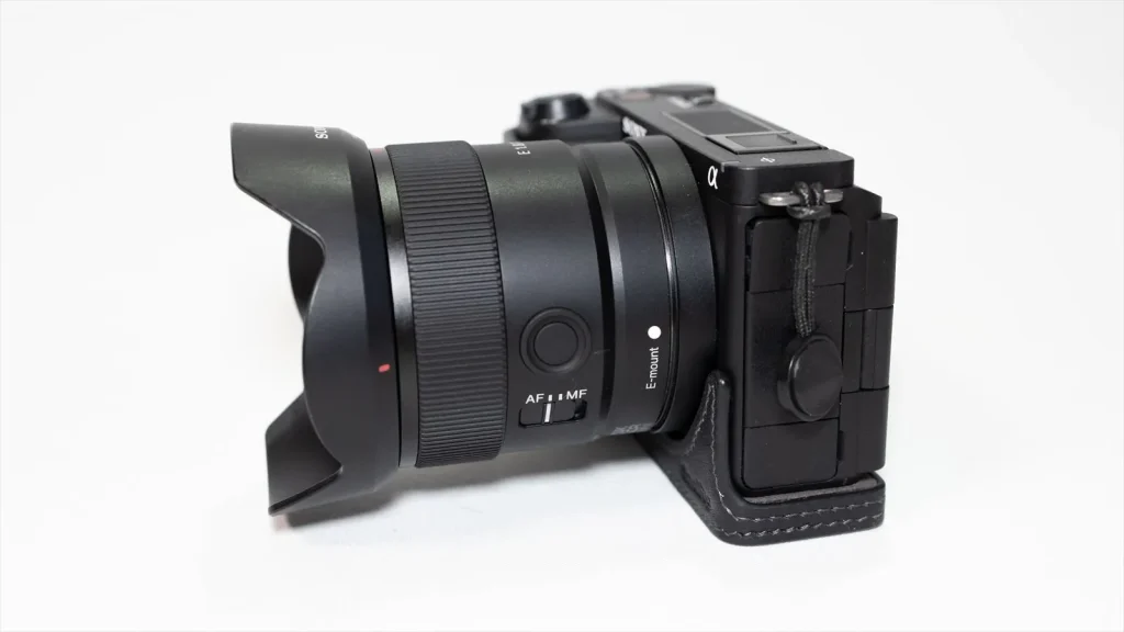Sony E 11mm F1.8 の側面 レンズボタンとAF/MF切替スイッチがある
