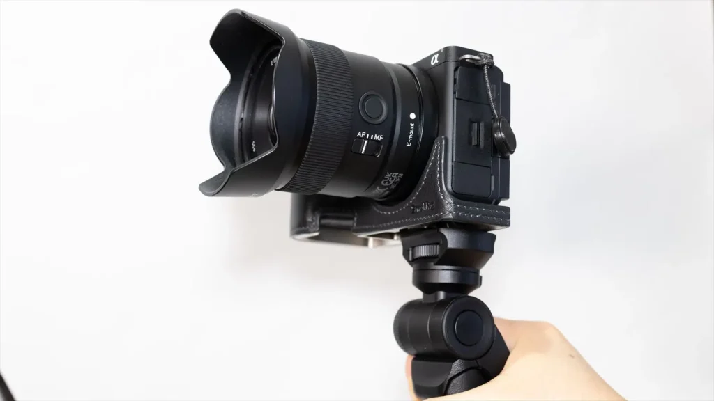 シューティンググリップを装着したZV-E10に装着された E 11mm F1.8