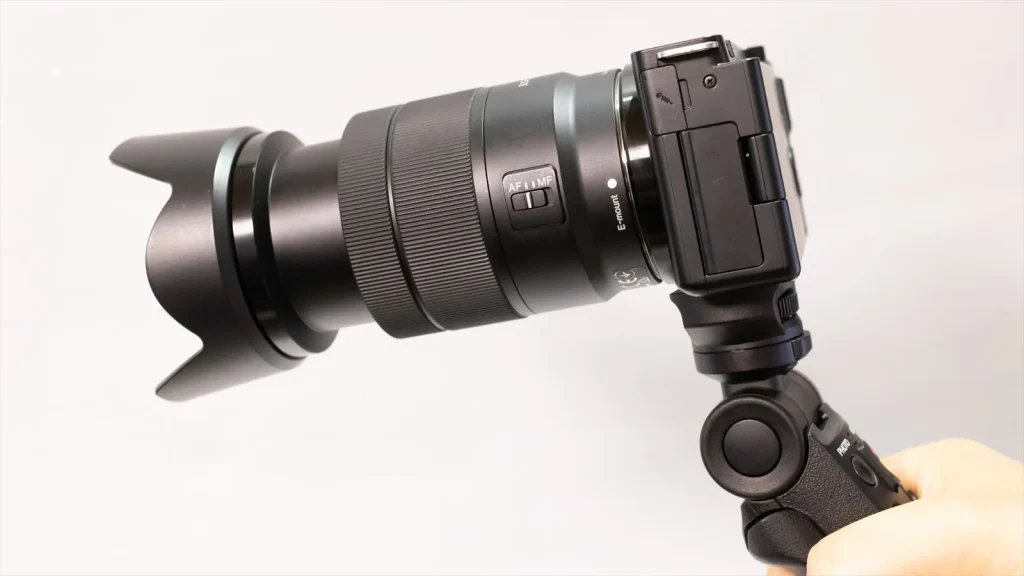 シューティンググリップを装着したZV-E10とE 18-135mm F3.5-5.6 OSS