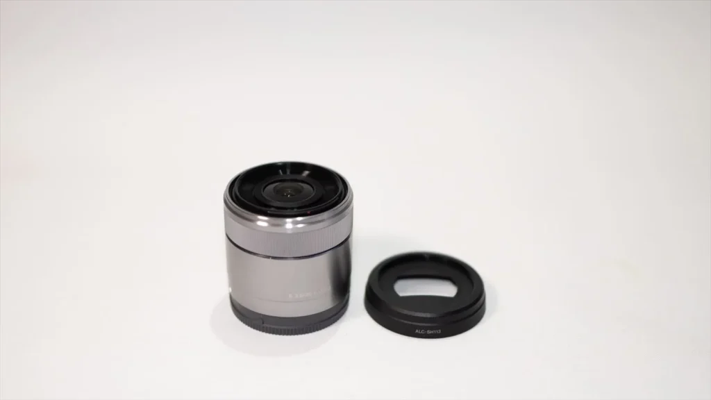 Sony E 30mm F3.5 Macroの外観とレンズフード