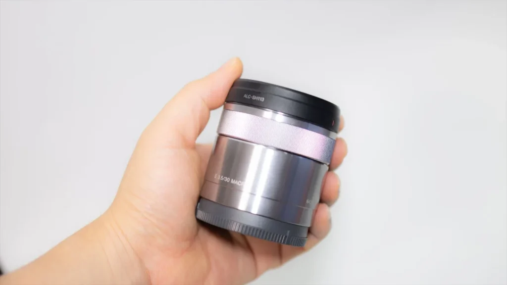 手に持った状態のSony E 30mm F3.5 Macro