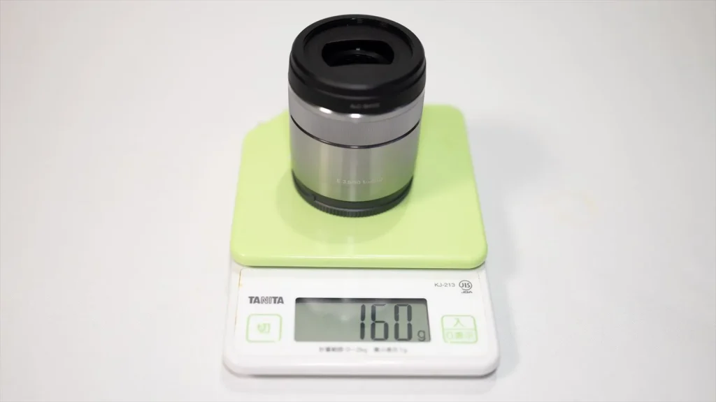 量りの上のSony E 30mm F3.5 Macro メモリは160g