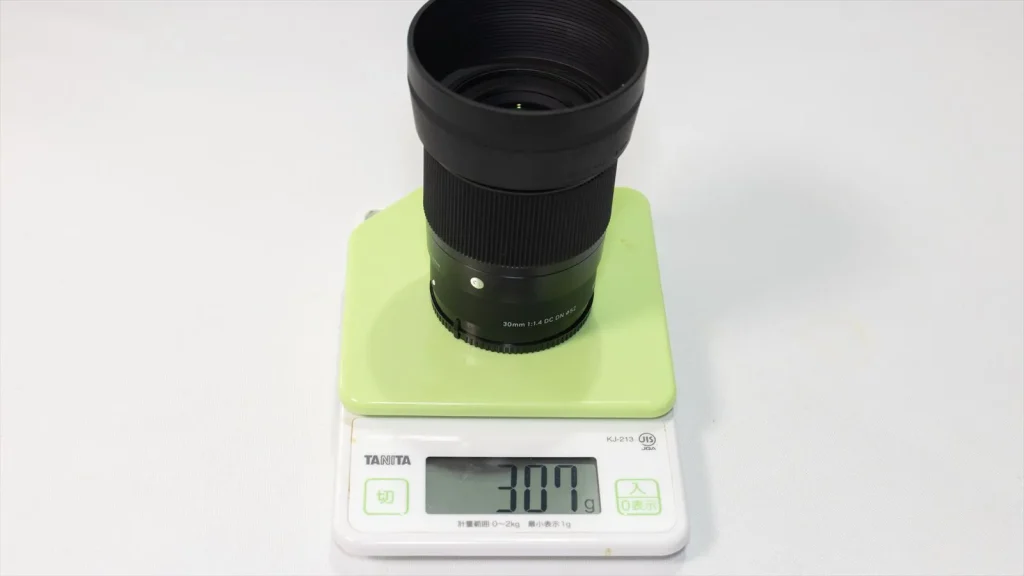 SIGMA30mmF1.4を量りに乗せている画像 307g