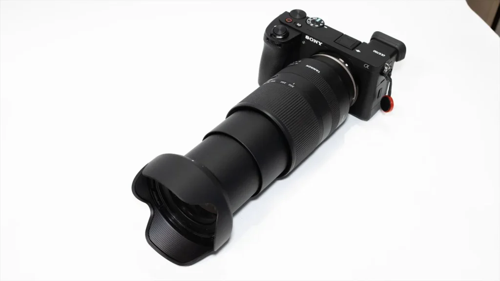 α6700に装着されたTAMRON 18-300mmを300mmにしたところ