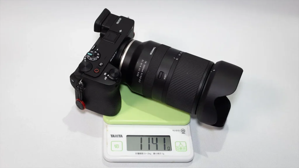 α6700に装着されたTAMRON 18-300mm 重量は1141g