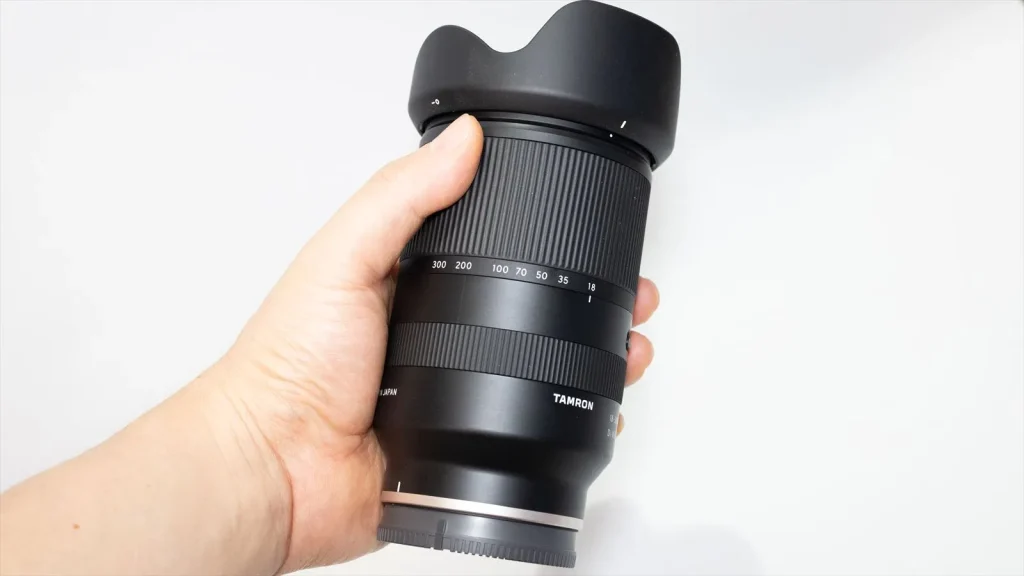 手に持ったTAMRON 18-300mm 