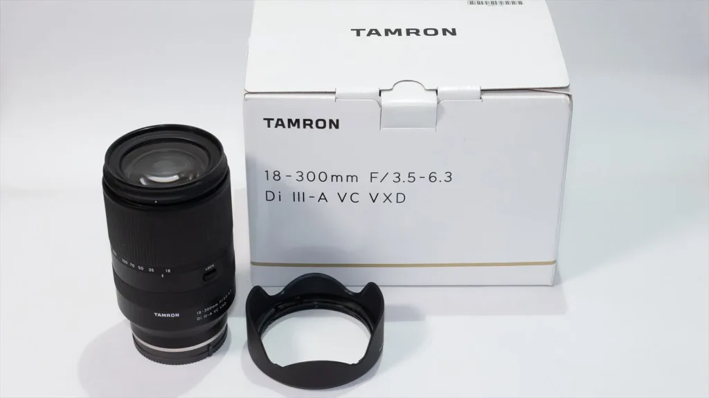 TAMRON 18-300mm と外箱