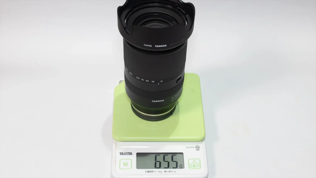 TAMRON 18-300mmを量っているところ　655g