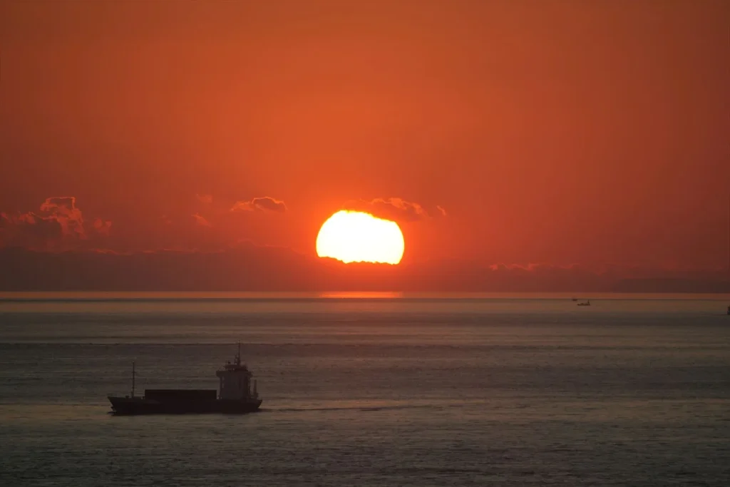 TAMRON 18-300mm F/3.5-6.3 Di III-A VC VXD の作例　夕日 300mm