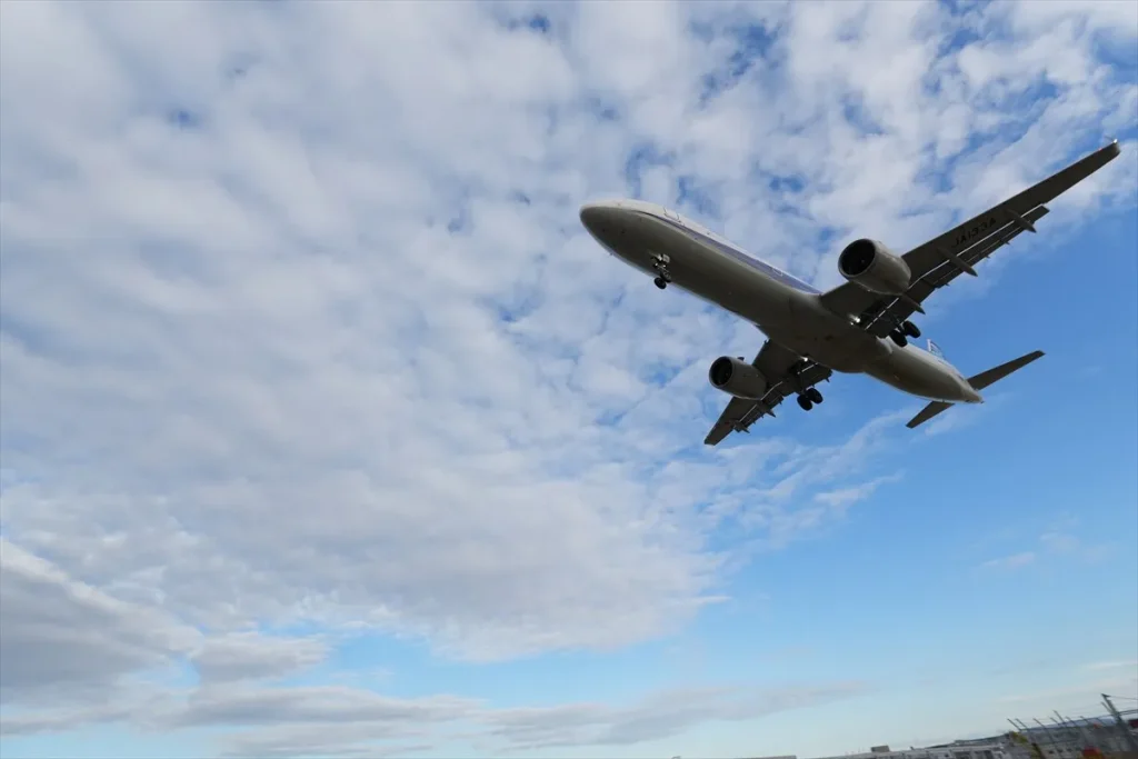 作例　着陸寸前の飛行機を下から