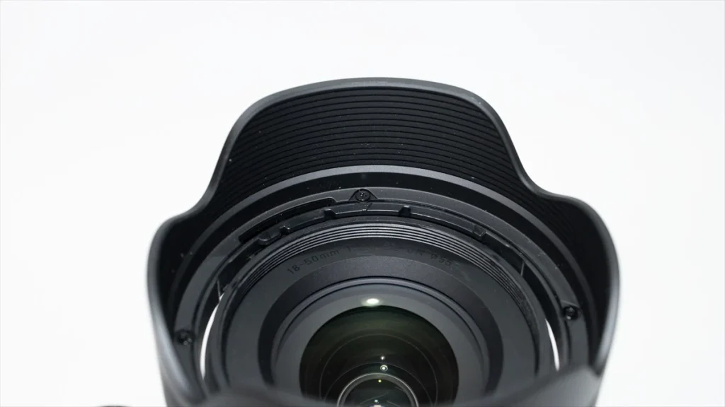 α6700に装着されたシグマ18-50mm レンズフード部