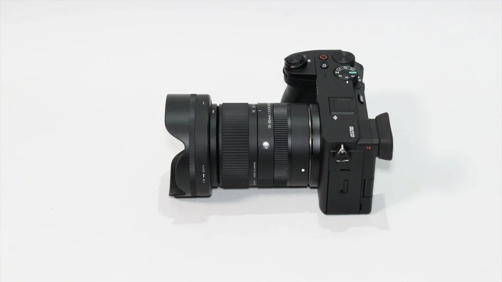 α6700に装着されたシグマ18-50mm