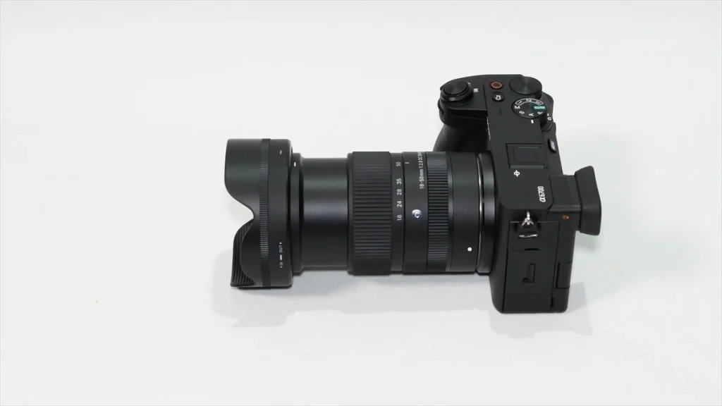 α6700に装着されたシグマ18-50mm