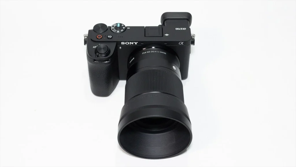 α6700に装着されたシグマ30mmF1.4の画像