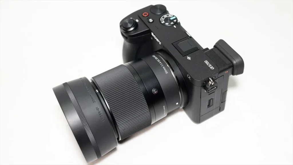 α6700に装着されたシグマ30mmF1.4の画像