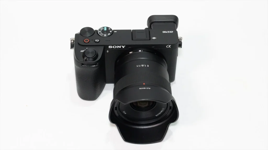 α6700に装着されたソニーE11mmF1.8