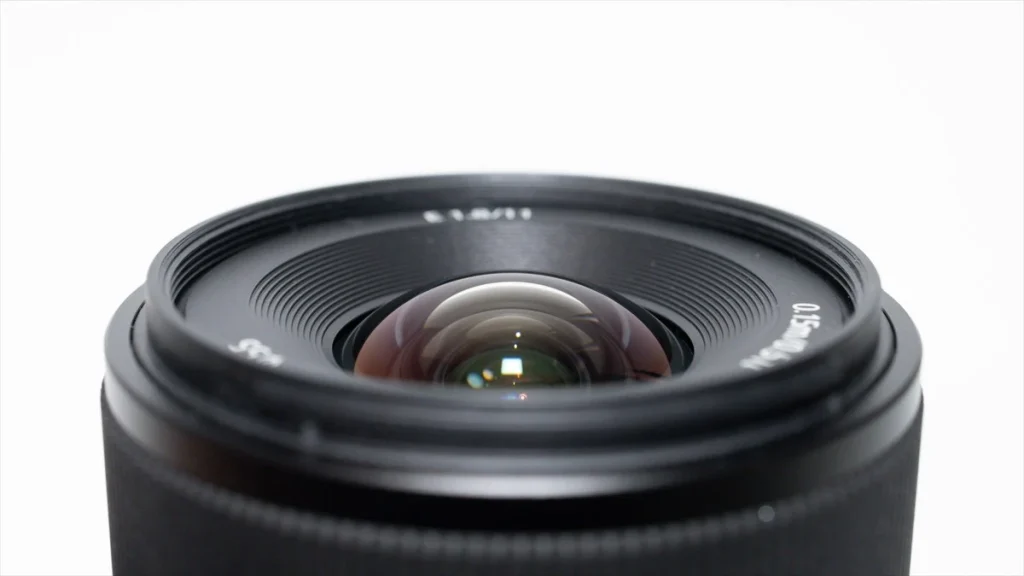 α6700に装着されたソニーE11mmF1.8
