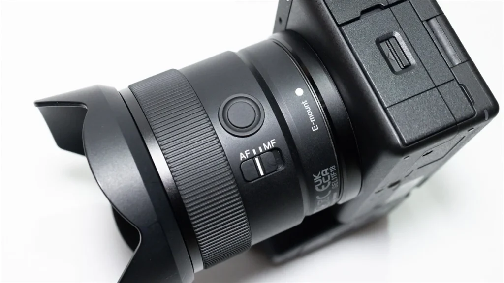 α6700に装着されたソニーE11mmF1.8