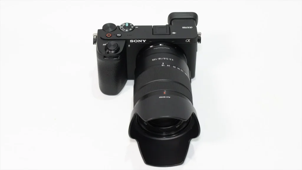 α6700に装着されたソニーE18-135mm