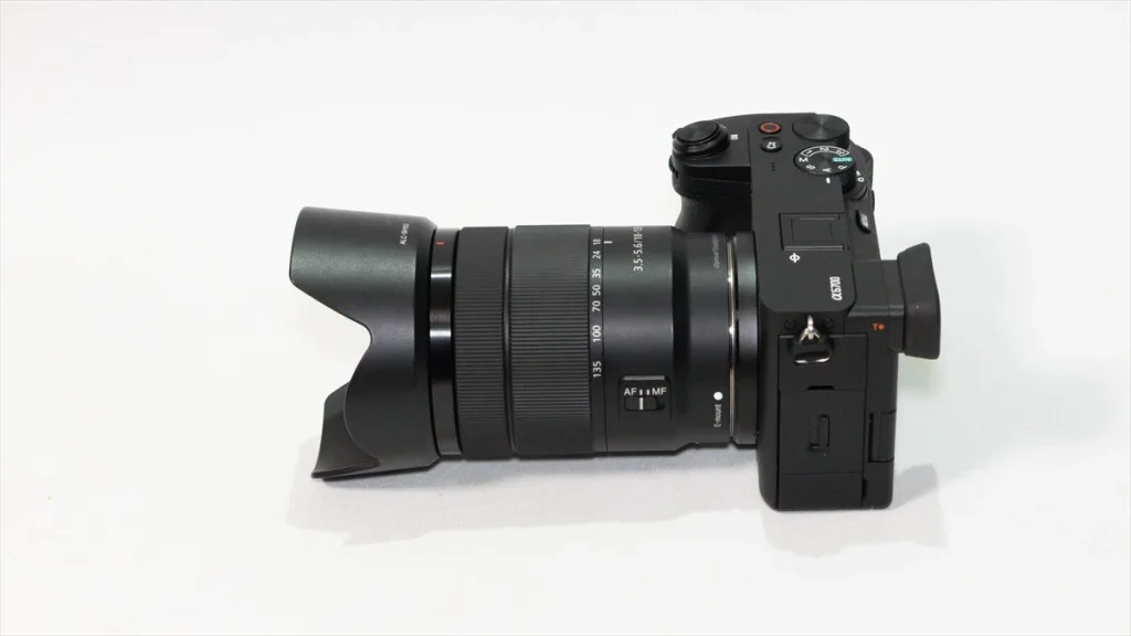 α6700に装着されたソニーE18-135mm