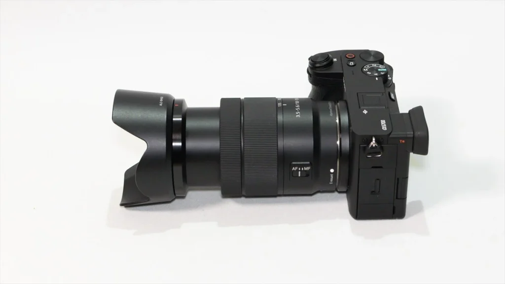 α6700に装着されたソニーE18-135mm