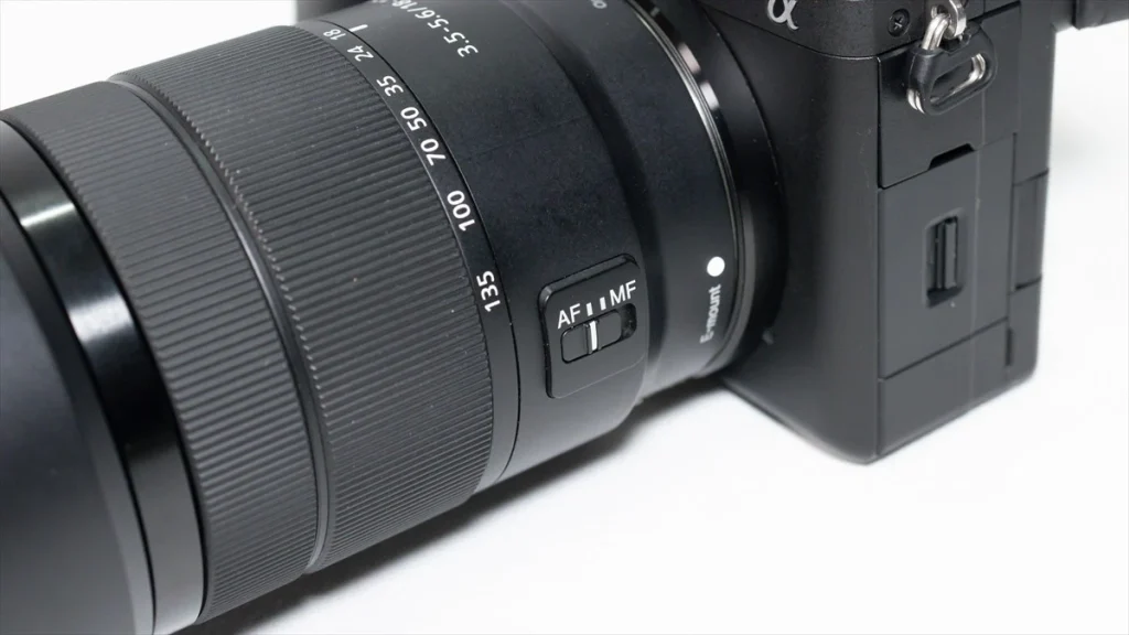 α6700に装着されたソニーE18-135mm