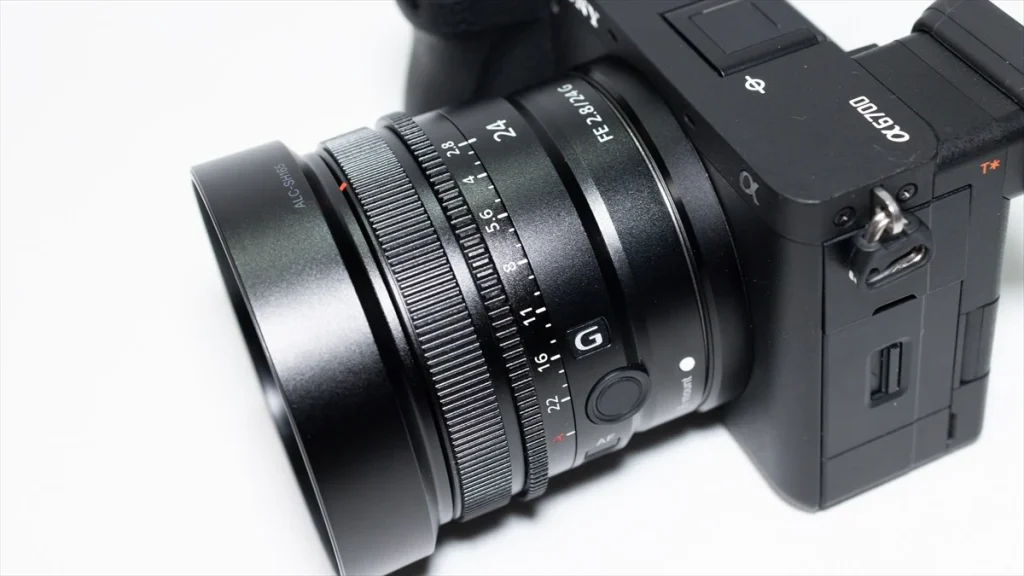 α6700に装着されたソニーFE24mmF2.8G