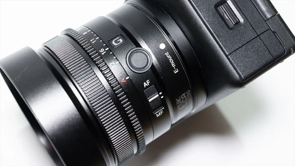 α6700に装着されたソニーFE24mmF2.8G