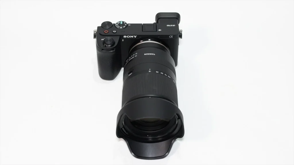 α6700に装着されたタムロン18-300