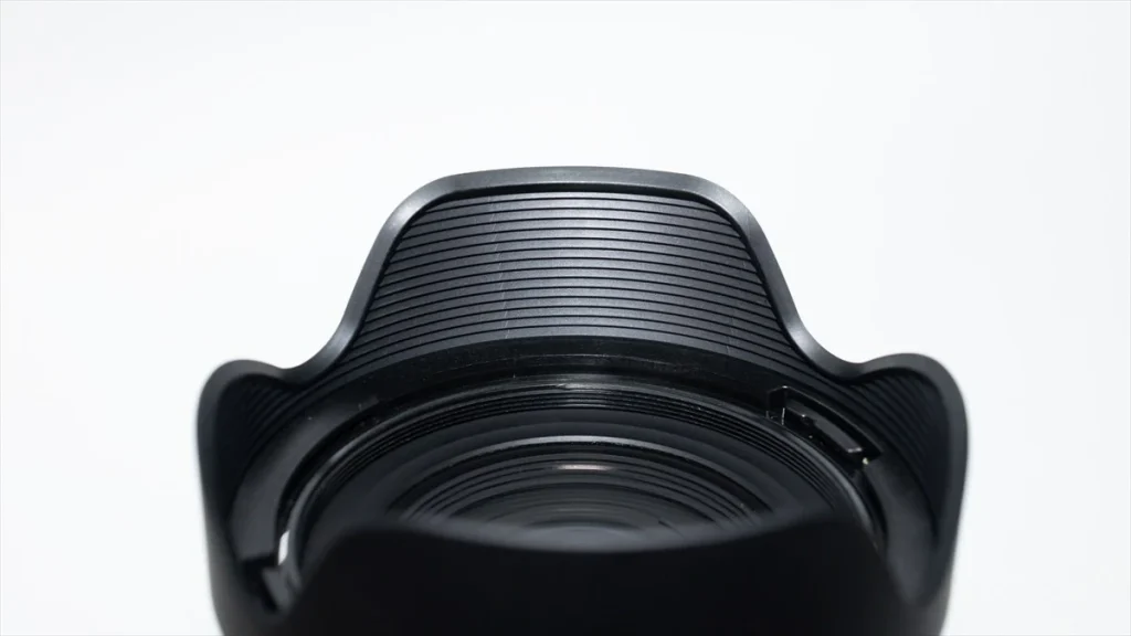 α6700に装着されたタムロン18-300